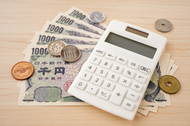 電卓と紙幣及び硬貨