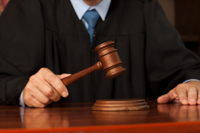 法服姿の裁判官と木槌