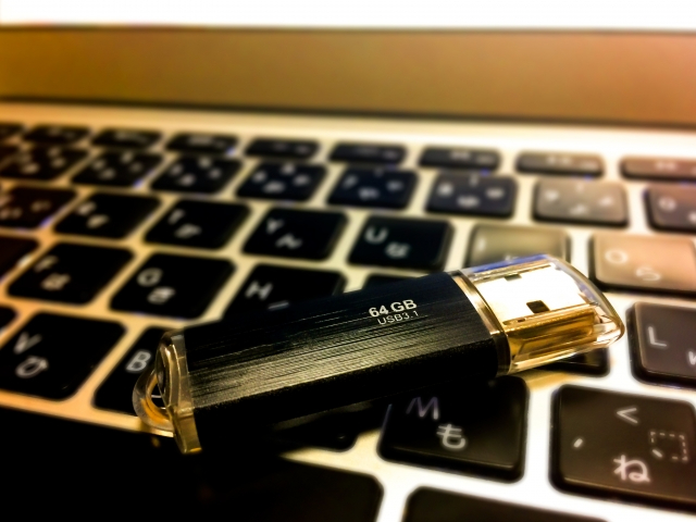 キーボードの上に置かれた紙幣