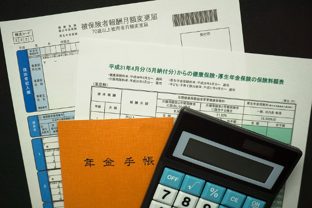 登記に関する書類と電卓